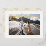 Tarjeta Festiva Con Relieve Metalizado Casado y Boda de Feliz Sr. y Sra. Primera Navidad<br><div class="desc">La primera tarjeta de Navidades estampados de Relieve metalizado navideño con su Boda casada y merry presenta un diseño sencillo con su foto favorita con el texto "Casado y Cereza" en la tipografía moderna de escritura caligráfica. Personalizado con un simple mensaje a continuación. Perfecto para la familia y amigos para...</div>