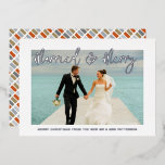 Tarjeta Festiva Con Relieve Metalizado Casado y Boda de Feliz Sr. y Sra. Primera Navidad<br><div class="desc">La primera tarjeta de Navidades estampados de Relieve metalizado navideño con su Boda casada y merry presenta un diseño sencillo con su foto favorita con el texto "Casado y Cereza" en la tipografía moderna de escritura caligráfica. Personalizado con un simple mensaje a continuación. Perfecto para la familia y amigos para...</div>