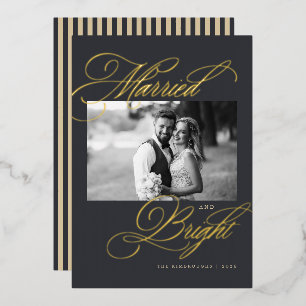 Tarjeta Festiva Con Relieve Metalizado Casados y Brillantes Foto de recién casados con lá
