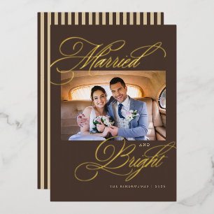 Tarjeta Festiva Con Relieve Metalizado Casados y Brillantes Foto de recién casados con lá