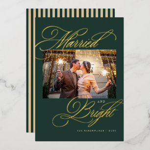 Tarjeta Festiva Con Relieve Metalizado Casados y Brillantes Foto de recién casados con lá