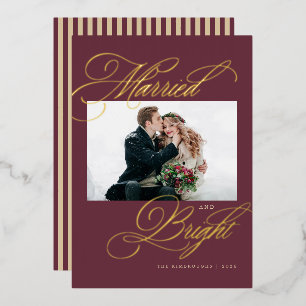 Tarjeta Festiva Con Relieve Metalizado Casados y Brillantes Foto de recién casados con lá