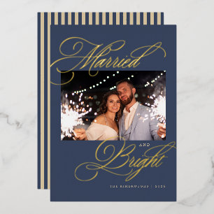 Tarjeta Festiva Con Relieve Metalizado Casados y Brillantes Foto de recién casados con lá