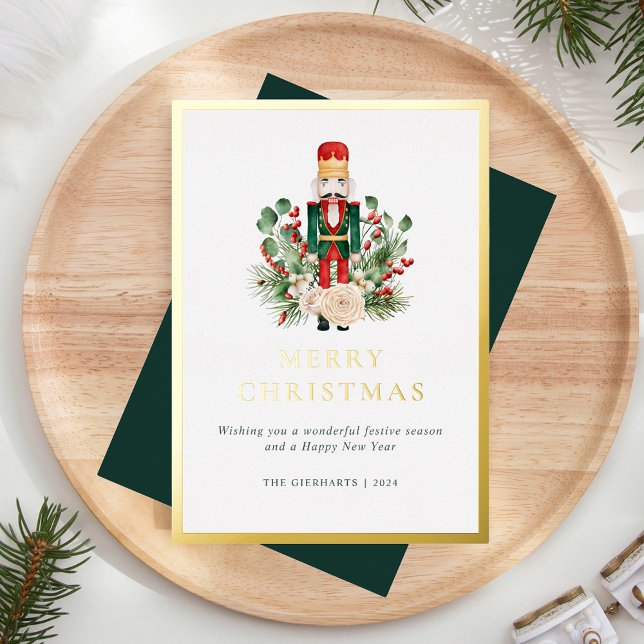 Tarjeta Festiva Con Relieve Metalizado Cascanueces de Navidad Bayas Rojas Elegante (Merry Christmas Elegant Nutcracker Greenery Greetings Card Gold Foil)