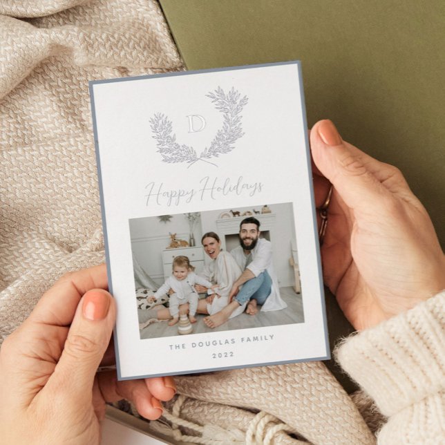 Tarjeta Festiva Con Relieve Metalizado Clásica foto de la cresta del monograma azul plate (Blue and silver foil monogram botanical crest wreath holiday card.)