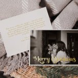 Tarjeta Festiva Con Relieve Metalizado Clásico Simple Full Photo Merry Christmas Gold<br><div class="desc">Celebre la temporada con esta exclusiva y clásica foto completa de la tarjeta navideña de Relieve metalizado dorado de Feliz Navidad con un toque de encanto vintage. El diseño minimalista muestra una elegante paleta de colores dorados que evoca el espíritu acogedor del invierno. Su atractivo moderno, combinado con la redacción...</div>