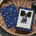 Tarjeta Festiva Con Relieve Metalizado Classi Blue gold Menorah Stars 3 Fotos Hanukkah<br><div class="desc">¡Encienda la temporada con esta audaz y elegante tarjeta de fotos de Hanukkah! Con una menorah moderna y un patrón de estrellas en tonos azules clásicos y acentos de Relieve metalizado oro de lujo, está diseñado para hacer que su foto de vacaciones brille. La parte delantera muestra tu familia vertical...</div>
