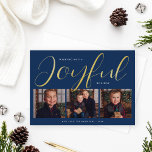 Tarjeta Festiva Con Relieve Metalizado Collage de fotos alegre y moderno de escritura azu<br><div class="desc">Esta tarjeta de vacaciones de personalizado de moda "Joyful" Navidades presenta un diseño único y minimalista con 3 espacios de fotos en el frente y tipografía de escritura moderna y elegante en Relieve metalizado de oro real con color de fondo azul marino. Personalice el apellido o la firma familiar y...</div>
