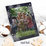 Tarjeta Festiva Con Relieve Metalizado Copos de nieve blancos 2 fotos familia Navidades m<br><div class="desc">Rústica y elegante tarjeta de vacaciones de Relieve metalizado real de invierno azul marino y blanco familiar con marco de copos de nieve y sobreposición de guión de moda. Fácil de personalizar con sus 2 fotos, texto, su apellido y año! El color del Relieve metalizado es cambiable - puedes elegir...</div>