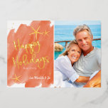 Tarjeta Festiva Con Relieve Metalizado Coral minimalista y Gold Tropical Beach Watercolor<br><div class="desc">El diseño de la tarjeta de Relieve metalizado Happy Holidays de la minimalista playa de Nautical Boutique Co. incluye tipografía de escritura a mano moderna y tu foto de retrato favorita (relación 5x7). El diseño está acentuado por las espinillas acuáticas doradas y las estrellas de las acuarelas, para disfrutar de...</div>