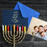 Tarjeta Festiva Con Relieve Metalizado Corazón claro Menorah Personalizado Foto de Hanukk<br><div class="desc">Esta tarjeta azul con patrón menorah marca el Relieve metalizado dorado "Deja que tu corazón sea claro" y puede ser personalizado con cualquier nombre o mensaje. En el reverso aparece tu foto de tamaño completo.</div>