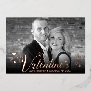 Tarjeta Festiva Con Relieve Metalizado Corazones Chic de Letra Moderna Rosa Foto en Blanc