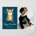 Tarjeta Festiva Con Relieve Metalizado Corgi y String Lights Corte Foto Happy Hanukkah<br><div class="desc">¡Feliz Hanukkah! Envíe sus saludos festivos con esta tarjeta plana de fotos del Relieve metalizado de oro de personalizable Hanukkah. Cuenta con un adorable corgi envuelto en luces de cuerda. Personalice agregando una foto, nombres, año y otros detalles. Esta linda foto de corgi plana de Hanukkah está disponible en otros...</div>