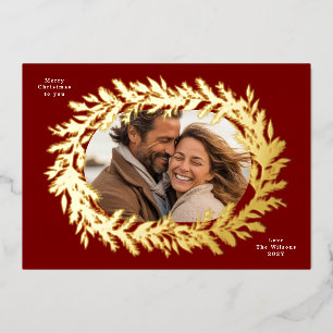 Tarjeta Festiva Con Relieve Metalizado Corona de pino navideña de color rojo oscuro foto
