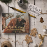 Tarjeta Festiva Con Relieve Metalizado Cuanto Más Se Hace El Embarazo Más Mal<br><div class="desc">Cuanto más invitación de embarazo tienen las jóvenes Navidades de fotografía minimalistas. Plantilla de foto vía Pixabay bajo licencia CC0 y debe ser reemplazada por su propia foto</div>