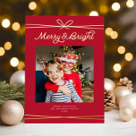 Tarjeta Festiva Con Relieve Metalizado Curva de cereza y brillante foto roja   oro<br><div class="desc">Esta moderna tarjeta de fotos de vacaciones cuenta con una foto cuadrada, fondo rojo festivo y un arco de cuerda con el saludo "Merry & Bright" en Relieve metalizado dorado. Este diseño se adapta a una sola foto cuadrada (se pueden añadir más fotos al fondo). En el reverso está el...</div>