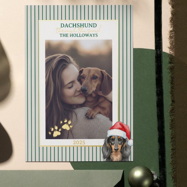 Tarjeta Festiva Con Relieve Metalizado Dachshund atraviesa la acuarela de la nieve (Send Paw-liday Greetings with this Dachshund through the Snow Watercolor Foil Holiday Card! )