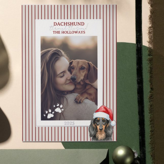 Tarjeta Festiva Con Relieve Metalizado Dachshund atraviesa la acuarela de la nieve (Send Paw-liday Greetings with this Dachshund through the Snow Watercolor Foil Holiday Card! )