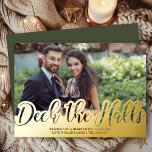 Tarjeta Festiva Con Relieve Metalizado Deck the Halls Single Photo Handwriter Gold<br><div class="desc">Deck the Halls, con letras a mano, tarjeta única de vacaciones de Relieve metalizado de oro de lujo con fotos de lujo. La plantilla de fotos está configurada para que agregue una foto horizontal y también puede agregar su saludo personalizado. Diseño tipográfico audaz escrito a mano con grabado fresco que...</div>