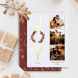 Tarjeta Festiva Con Relieve Metalizado Deseándote paz amor y alegría 3 Navidades de fotos<br><div class="desc">Navidades de Deseos de Paz, Amor y "Alegría" Diseño de vacaciones con una corona colocada en la "O" en "Alegría" a la izquierda con tres fotos de su elección a la derecha. Simplemente agregue el año y el nombre de su familia para completar el diseño. La parte trasera está decorada...</div>