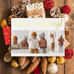 Tarjeta Festiva Con Relieve Metalizado Efecto metalizado, hoja de oro, oro, hoja del oro,<br><div class="desc">¡Añade algo de brillo a tus tarjetas de Navidades con Relieve metalizado oro, plata o oro rosa de verdad! Este clásico y atemporal estilo metálico seguro que añade otro nivel a tus cartas. ¡Difundan alegría por las vacaciones con esta tarjeta festiva! "¡Feliz todo!" está escrito a mano en un guión...</div>