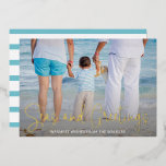 Tarjeta Festiva Con Relieve Metalizado Elegante Beach Vacation Photo Navidades Gold<br><div class="desc">Envíe alegría de vacaciones con esta tarjeta de Navidades planos con temática náutica que incluye un diseño sencillo con las palabras "Mares y saludos" en un guión elegante, impreso en Relieve metalizado de oro real, junto con su mensaje sobre su foto favorita de vacaciones en la playa. En la parte...</div>
