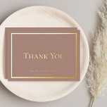 Tarjeta Festiva Con Relieve Metalizado Elegante Boda Minimalista simple gracias<br><div class="desc">Algunas ocasiones exigen una elegancia subestimada y este diseño boda "Gracias" logra ese objetivo con un simple diseño de Relieve metalizado de oro (o plata) y de marco que es el epítome del estilo minimalista. Simplemente agregue los nombres de la novia y del novio y la fecha. Back presenta un...</div>