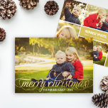 Tarjeta Festiva Con Relieve Metalizado Elegante Collage de fotos con guión de oro navideñ<br><div class="desc">Sencillamente elegante tarjeta de felicitación multifoto de vacaciones incluye "Feliz Navidad" en un hermoso guión de caligrafía con detalles de desplazamiento en Relieve metalizado de oro real y plantilla moderna de collage de fotos con seis (6) fotos adicionales en la parte posterior. Personalice la redacción del personalizado con su apellido,...</div>