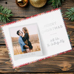 Tarjeta Festiva Con Relieve Metalizado Elegante Feliz Navidad Foto Plata<br><div class="desc">Captura la magia de tu amor esta temporada navideña con nuestra tarjeta de felicitaciones navideñas de las parejas personalizados. Esta elegante y personalizada tarjeta muestra tu frente y centro de imagen favoritos, rodeado de una moderna tipografía de escritura que combina perfectamente tu romance con el espíritu de los Navidades. Ya...</div>