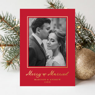 Tarjeta Festiva Con Relieve Metalizado Elegante Feliz y Casada Lazo Rojo Foto de Recién C