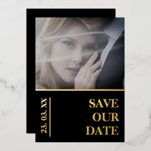 Tarjeta Festiva Con Relieve Metalizado Elegante foto de boda en negro y oro para guardar