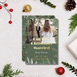 Tarjeta Festiva Con Relieve Metalizado Elegante foto de novia verde Navidades casados<br><div class="desc">Elegante Bridal Foto Verde Primer Navidades Casados Relieve metalizado dorado Marrón Navidades de caligrafía de vacaciones Tarjeta de saludos de .</div>