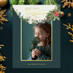 Tarjeta Festiva Con Relieve Metalizado Elegante foto floral de caligrafía navideña<br><div class="desc">Elegante borde de flores de invierno acuarelas, pino, rosas y eucaliptos con caligrafía de personalizado navideño Feliz, foto de aspecto retrato con borde de Relieve metalizado dorado y campo de texto editable sobre fondo verde de cazador rico. El color del texto caligráfico es personalizable y se puede copiar/pegar en la...</div>