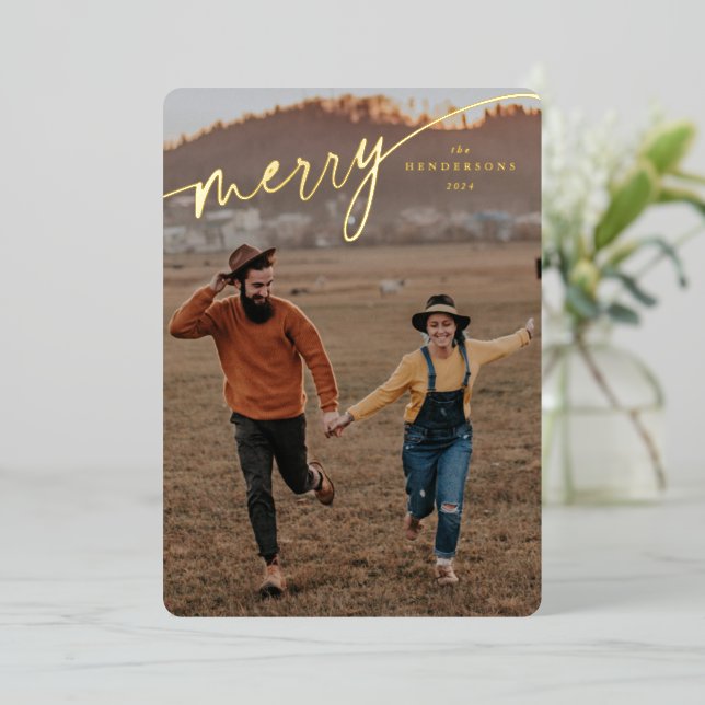 Tarjeta Festiva Con Relieve Metalizado Elegante guión tipográfico de merry (Anverso de pie)