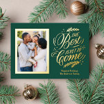 Tarjeta Festiva Con Relieve Metalizado Elegante Lo Mejor Está Por Venir Foto Oro Verde<br><div class="desc">Este clásico diseño de tarjeta de fotografía presenta un fondo clásico de color verde, el saludo "lo mejor está por venir" y el texto en Relieve metalizado dorado elevado, con una foto vertical. El Relieve metalizado elevado de esta tarjeta brilla y añade un toque especial a tus tarjetas de vacaciones....</div>