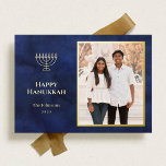Tarjeta Festiva Con Relieve Metalizado Elegante Marina y Hanukkah de Oro<br><div class="desc">Elegantes tarjetas fotográficas de vacaciones de Hanukkah con menorah de Relieve metalizado dorado y detalles de tipografía clásicos.</div>