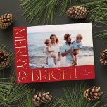 Tarjeta Festiva Con Relieve Metalizado Elegante moderno merry y brillante 1 foto oro rojo<br><div class="desc">Esta célebre tarjeta fotográfica navideña presenta una foto horizontal,  una tipografía elegante pero simple,  y un hermoso fondo rojo profundo. El saludo de Relieve metalizado en alto en el frente dice "Merry & Bright". También puede añadir otra foto y/o texto adicional al fondo.</div>