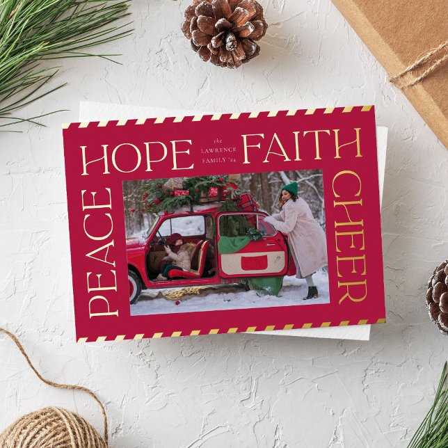 Tarjeta Festiva Con Relieve Metalizado Elegante Paz Esperanza Fe Saluda a Navidades Foto (Red and gold foil Christmas photo card with elegant typography)