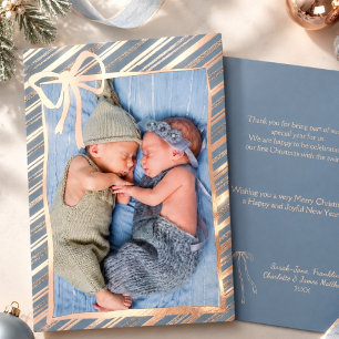 Tarjeta Festiva Con Relieve Metalizado Elegante primera Navidad del bebé Rayas y lazo dor