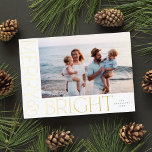 Tarjeta Festiva Con Relieve Metalizado Elegante y moderno merry y brillante 1 foto Oro bl<br><div class="desc">Esta célebre tarjeta fotográfica navideña presenta una foto horizontal,  una tipografía elegante pero simple,  y un fondo blanco clásico. El saludo de Relieve metalizado en alto en el frente dice "Merry & Bright". También puede añadir otra foto y/o texto adicional al fondo.</div>