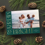 Tarjeta Festiva Con Relieve Metalizado Elegante y moderno merry y brillante 1 foto Oro ve<br><div class="desc">Esta célebre tarjeta fotográfica navideña presenta una foto horizontal,  una tipografía elegante pero simple,  y un hermoso fondo verde profundo. El saludo de Relieve metalizado en alto en el frente dice "Merry & Bright". También puede añadir otra foto y/o texto adicional al fondo.</div>