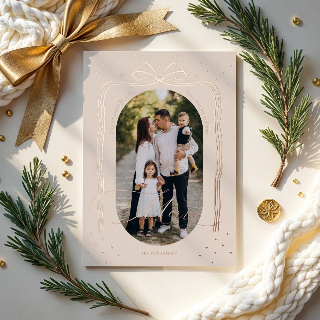 Tarjeta Festiva Con Relieve Metalizado Elegantes Navidades de Moda con guión de cerezo Fo (Merry Script Elegant Chic Christmas Bow Arch Photo Foil Holiday Card)