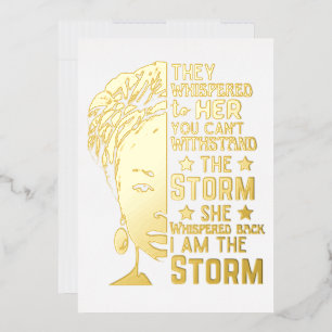 Tarjeta Festiva Con Relieve Metalizado Ella Susurró Que Yo Soy La Mujer Fuerte De La Torm