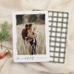 Tarjeta Festiva Con Relieve Metalizado Es una vida maravillosa | Foto de Navidades elegan<br><div class="desc">¡Dale a tus Navidades cartas un brillo con oro real, plata o Relieve metalizado de oro subió! Captura la magia de la temporada con esta elegante tarjeta de foto de Relieve metalizado de Navidad. La foto de tu retrato está enmarcada por un borde blanco pintado a mano con bordes ásperos...</div>