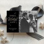Tarjeta Festiva Con Relieve Metalizado Es una vida maravillosa Navidades elegantes foto o<br><div class="desc">Este diseño festivo y elegante presenta una tipografía retro y un fondo negro de moda. El saludo dice "Es una vida maravillosa" en el Relieve metalizado elevado. El respaldo tiene un patrón de estrella delicado (y es extraíble si lo desea). Este diseño se adaptará a una foto cuadrada en blanco...</div>