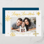 Tarjeta Festiva Con Relieve Metalizado Espectaculares copas de nieve Happy Hanukkah Photo<br><div class="desc">¡Feliz Hanukkah! Envíe cálidos deseos a la familia y amigo con esta tarjeta de Relieve metalizado dorado Hanukkah. Cuenta con copos de nieve extravagantes y caligrafía moderna. Personalice esta foto de la tarjeta Hanukkah añadiendo sus propios detalles. Esta tarjeta de fotos de los copos de nieve de Hanukkah está disponible...</div>