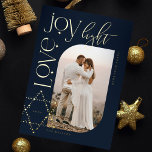 Tarjeta Festiva Con Relieve Metalizado Estrella de la luz de la alegría del amor de David<br><div class="desc">Elegante tarjeta de fotos de Hanukkah con un elegante diseño de tipografía "Love Joy Light" en oro envuelto alrededor de un marco fotográfico de arco. Las brillantes estrellas de Relieve metalizado de oro rosa crean la estrella de David. En el reverso se ve una elegante estrella estremecedora de un patrón...</div>