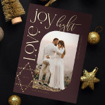 Tarjeta Festiva Con Relieve Metalizado Estrella de la luz de la alegría del amor de David<br><div class="desc">Elegante tarjeta de fotos de Hanukkah con un elegante diseño de tipografía "Love Joy Light" en oro envuelto alrededor de un marco fotográfico de arco. Las brillantes estrellas de Relieve metalizado de oro rosa crean la estrella de David. En el reverso se ve una elegante estrella estremecedora de un patrón...</div>
