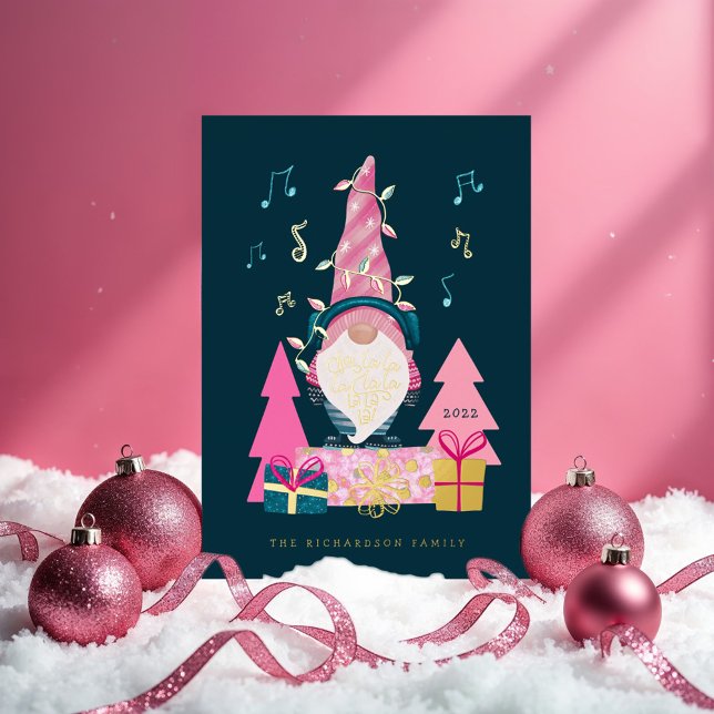 Tarjeta Festiva Con Relieve Metalizado Fa La Fun Navidades brillantes Caroling Gnome (Fa La La Fun Bright Christmas Carolling Gnome Foil Holiday Card)