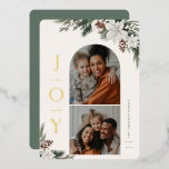 Tarjeta Festiva Con Relieve Metalizado Familia de fotos de Winter Joy 2<br><div class="desc">JOY al mundo,  florido y verde invierno blanco,  arco de vacaciones y cuadro cuadrado 2 tarjeta de foto. Características,  respaldo de color verde sabio sólido con espacio de plantilla para su mensaje de vacaciones personal.</div>